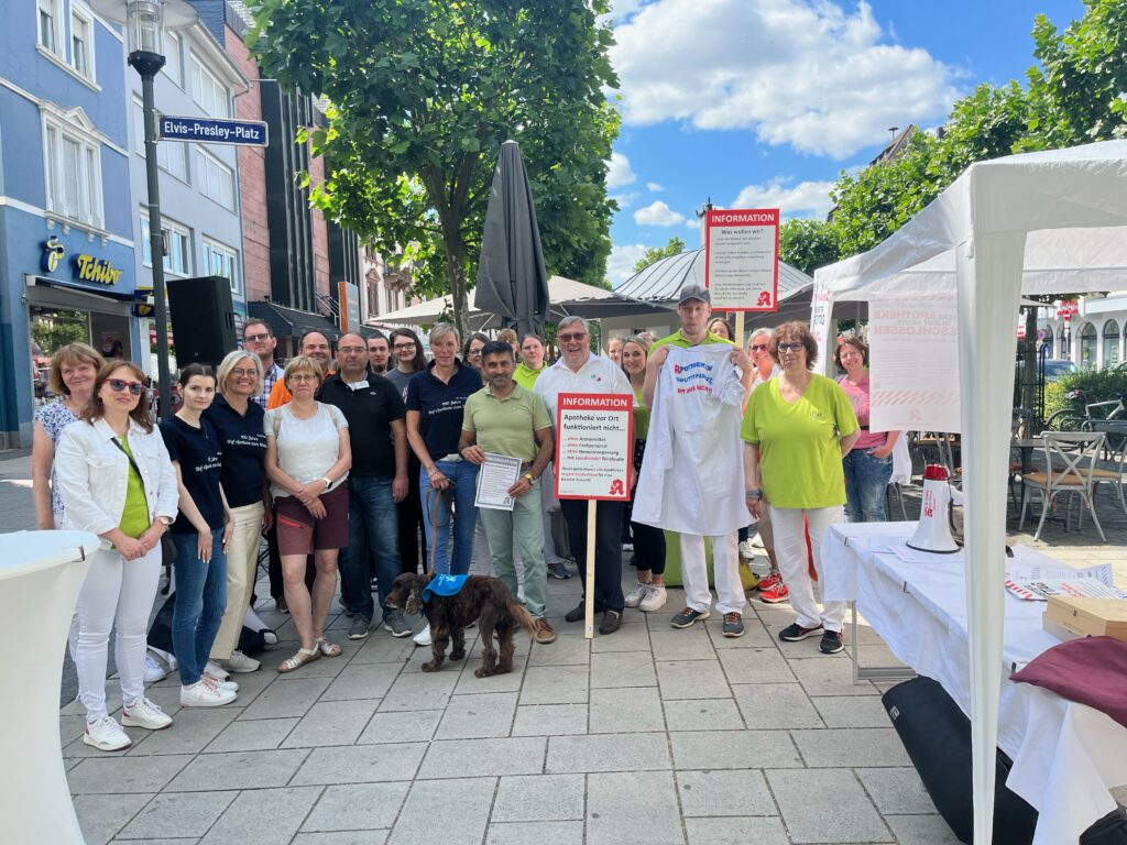 Cenk Gönül, Landtagskandidat der FREIE WÄHLER Hessen, setzt sich für bessere Arbeitsbedingungen in den Apotheken ein und unterstützt den Protest in Friedberg